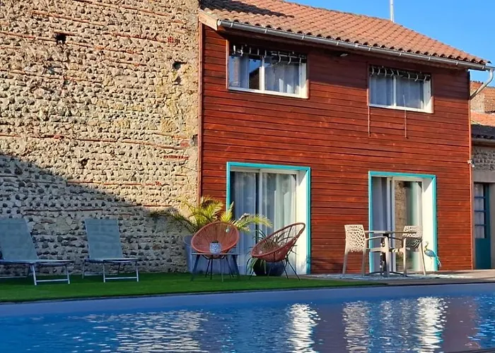 Oda ve Kahvaltı La Cour Des Saligues 3*